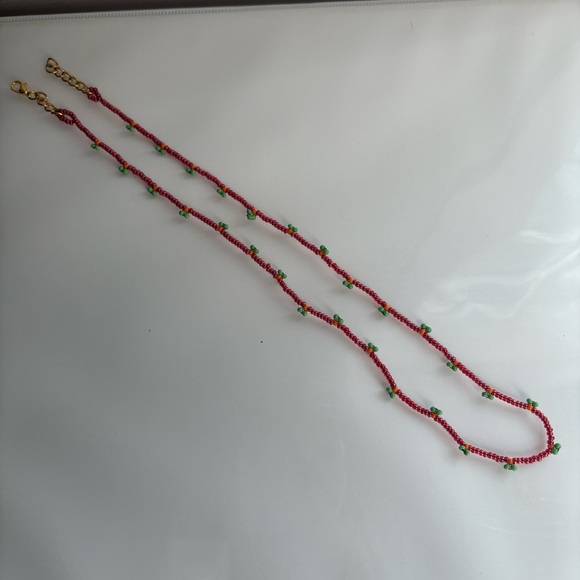 Elegant Beaded Necklace - Red and Green - Picture 3 of 8